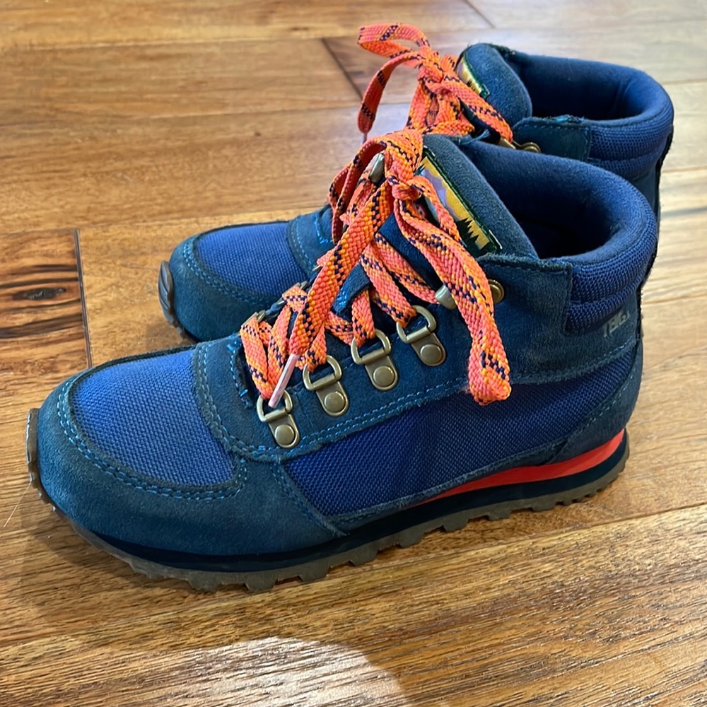 Kids hiking boots-waterproof